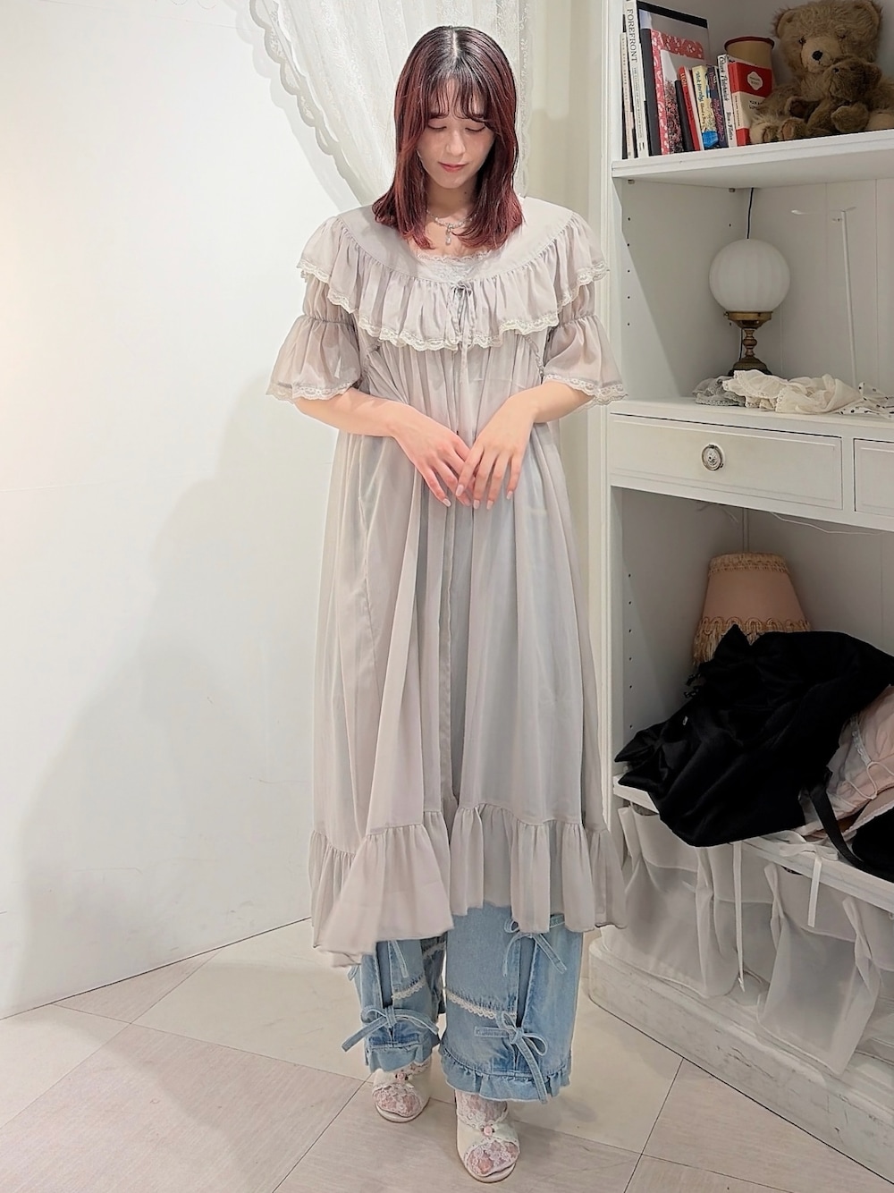 グレー系のワンピース、ホワイト系のキャミソール、ブルー系のデニムパンツを着用したレディースの春コーディネートの1枚目の写真