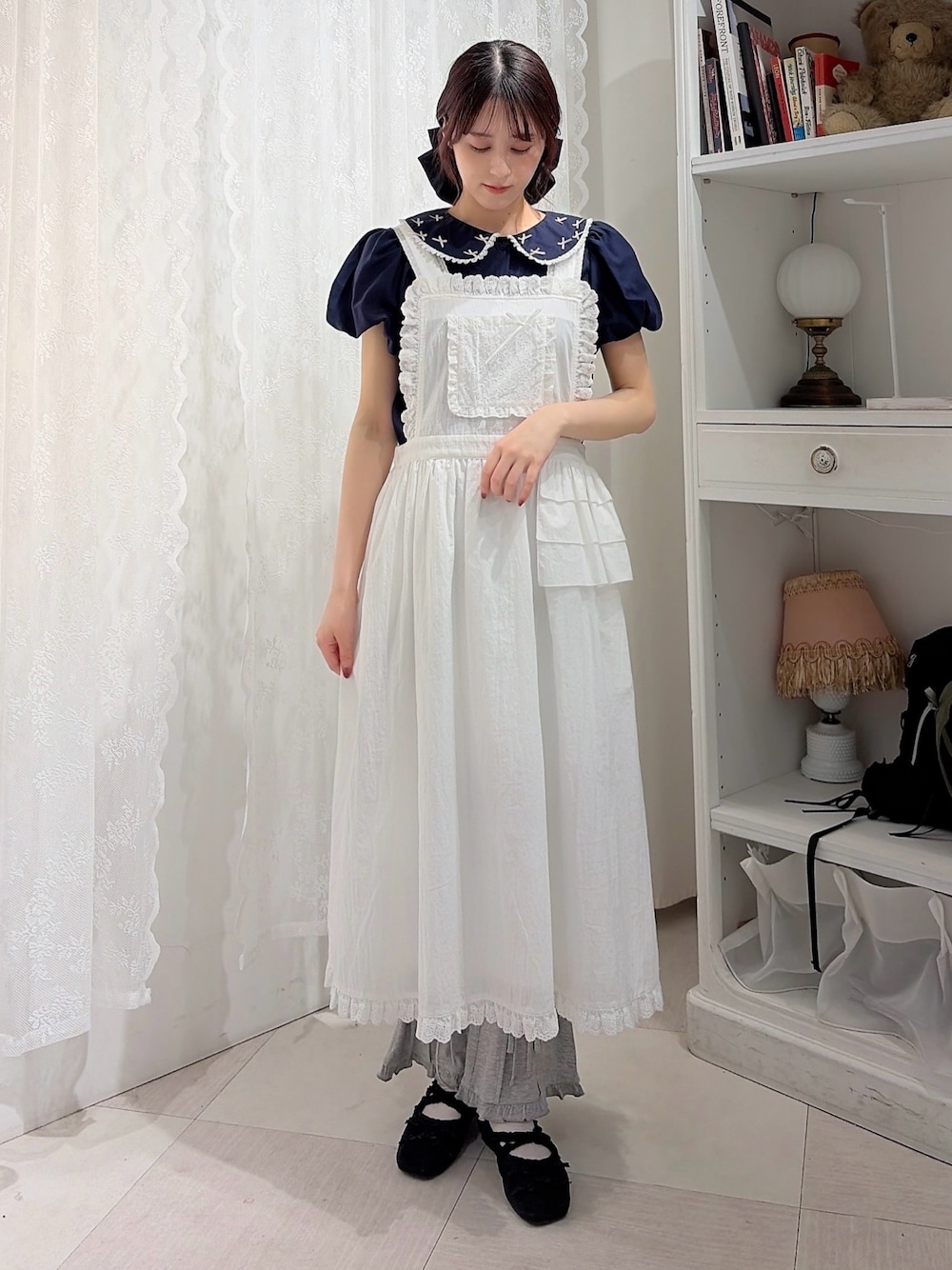 ブルー系のシャツ/ブラウス、ホワイト系のワンピース、グレー系のその他パンツを着用したレディースの春コーディネートの1枚目の写真