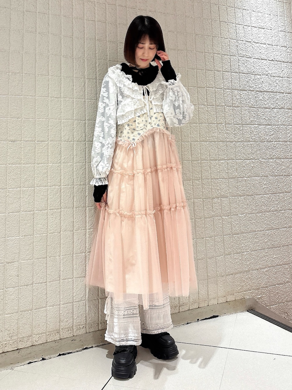 ピンク系のワンピース、ホワイト系のその他パンツ、ブラック系のローファーを着用したレディースの春コーディネートの1枚目の写真