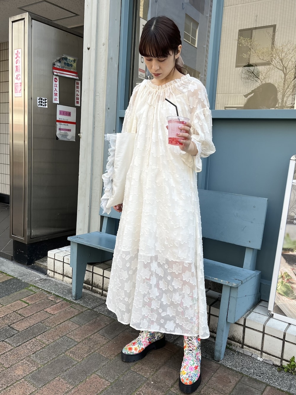 ホワイト系のワンピース、ホワイト系のトートバッグ、その他のドレスシューズを着用したレディースの春コーディネートの1枚目の写真