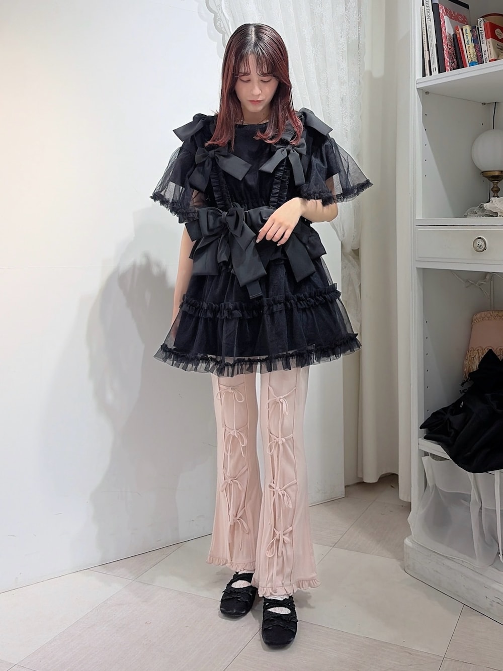 ブラック系のワンピース、ピンク系のその他パンツ、ブラック系のバレエシューズを着用したレディースの春コーディネートの1枚目の写真