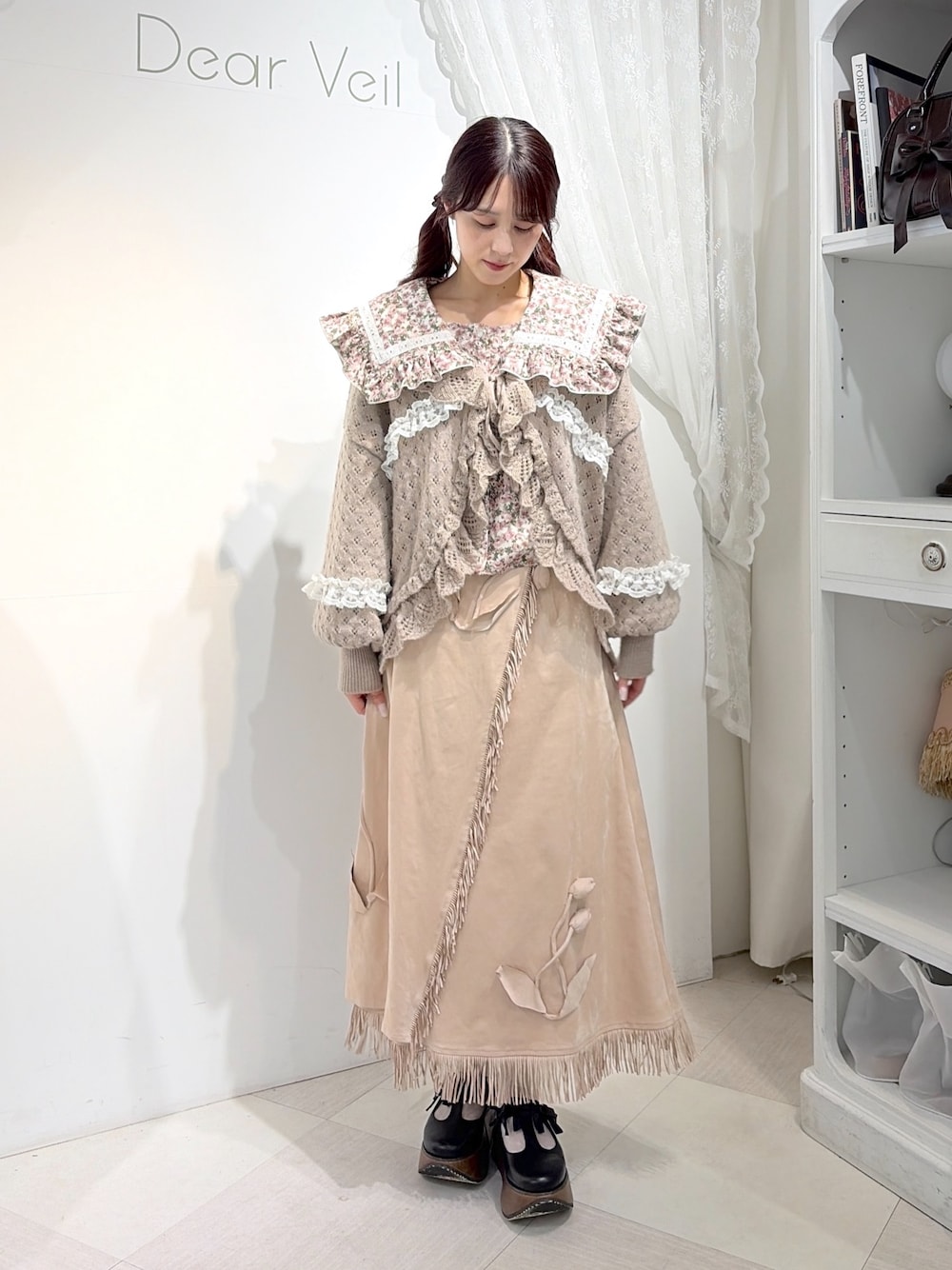 ベージュ系のカーディガン/ボレロ、ピンク系のシャツ/ブラウス、ピンク系のスカートを着用したレディースの夏コーディネートの1枚目の写真