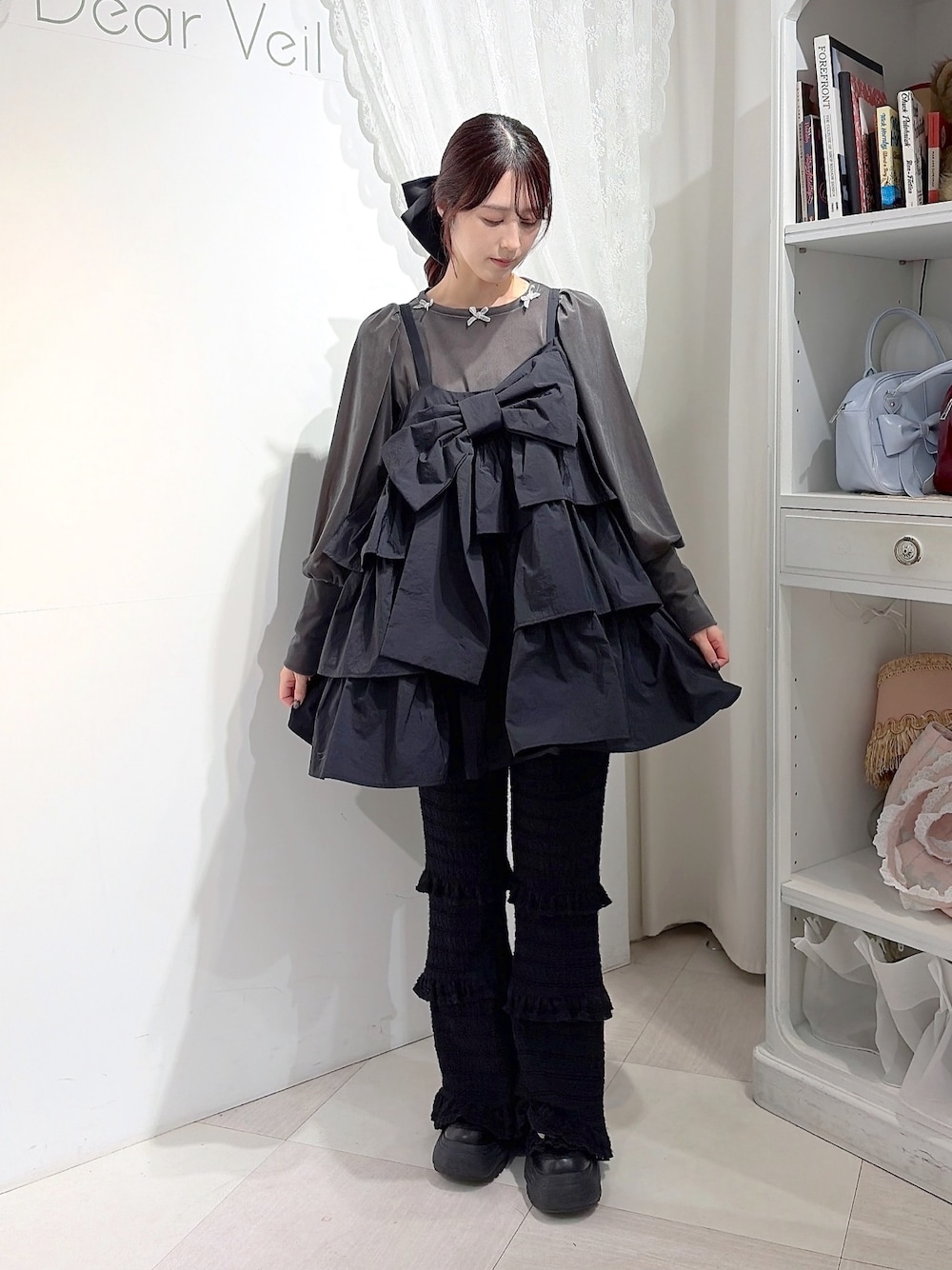 グレー系のTシャツ/カットソー、ブラック系のワンピース、ブラック系のその他パンツを着用したレディースの秋コーディネートの1枚目の写真