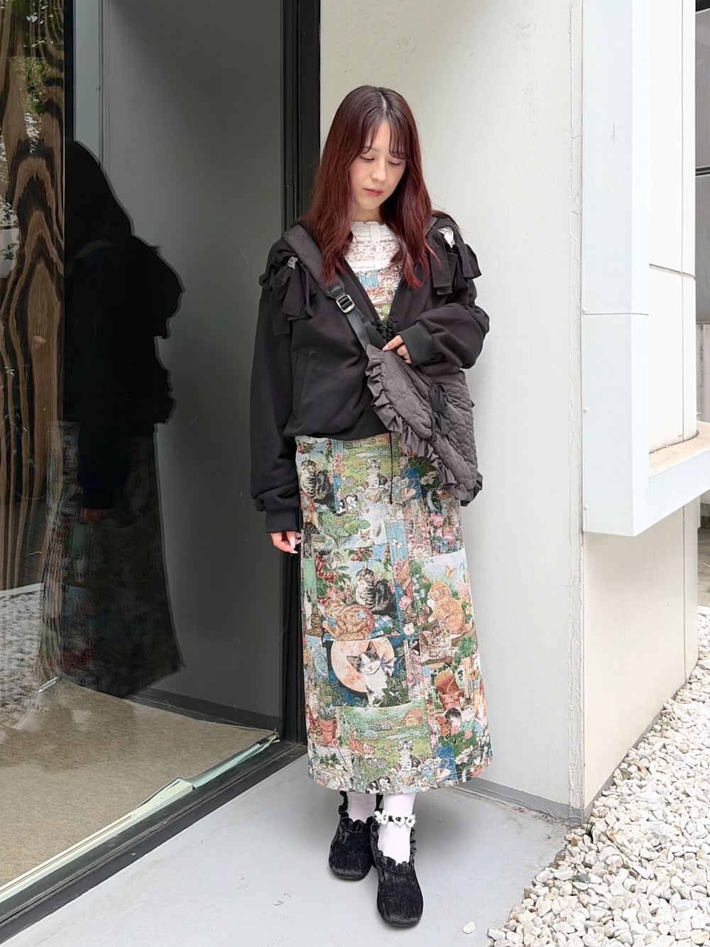グリーン系のジャンパースカート、ブラック系のパンプス、ホワイト系のTシャツ/カットソーを着用したレディースの夏コーディネートの1枚目の写真