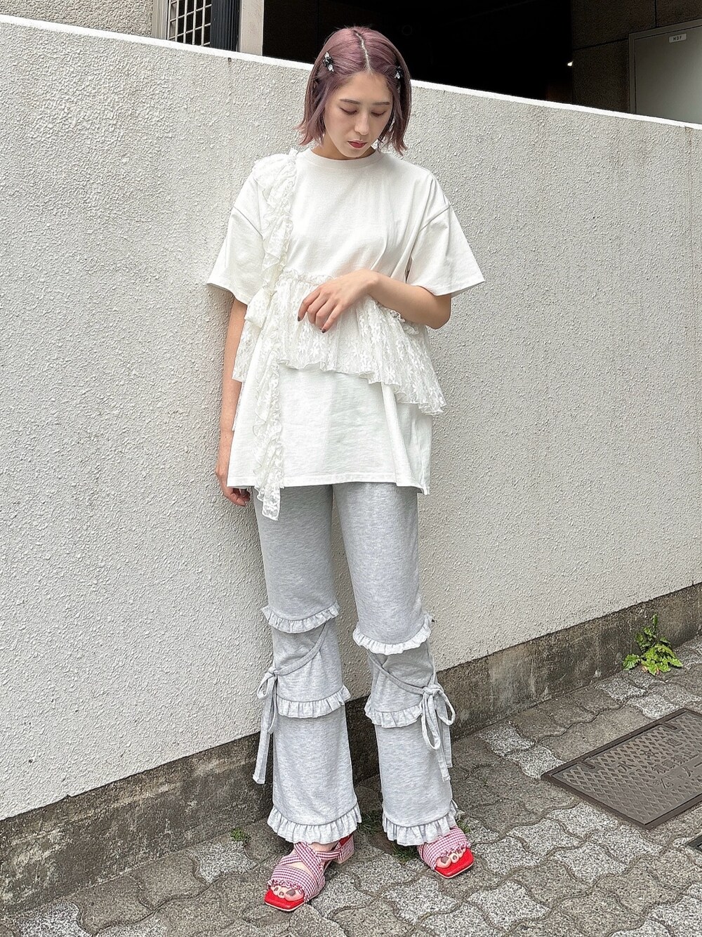 ホワイト系のTシャツ/カットソー、グレー系のスウェットパンツ、レッド系のサンダルを着用したレディースの春コーディネートの1枚目の写真