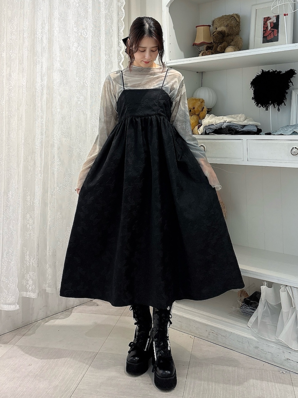 ブラック系のワンピース、グリーン系のTシャツ/カットソー、ブラック系のブーツを着用したレディースの夏コーディネートの1枚目の写真