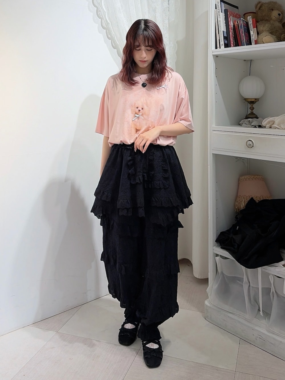 ピンク系のTシャツ/カットソー、ブラック系のスカート、ブラック系のその他パンツを着用したレディースの春コーディネートの1枚目の写真