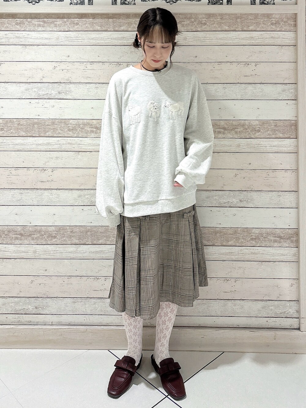 グレー系のスウェット、その他のスカート、レッド系のローファーを着用したレディースの秋コーディネートの1枚目の写真