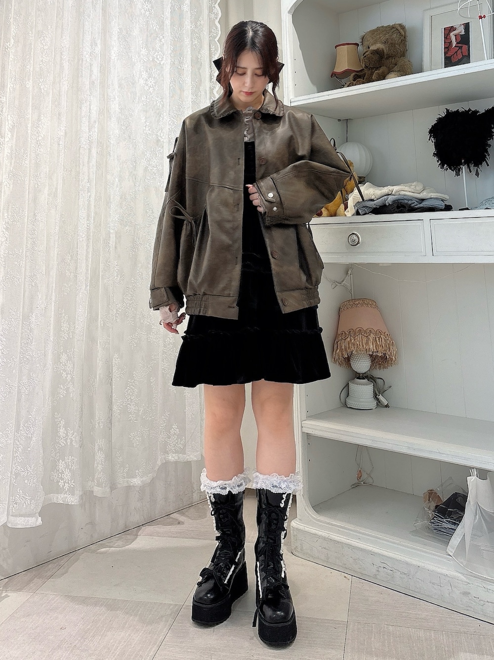 ブラック系のワンピース、ブラウン系のブルゾン、ベージュ系のTシャツ/カットソーを着用したレディースの秋コーディネートの1枚目の写真