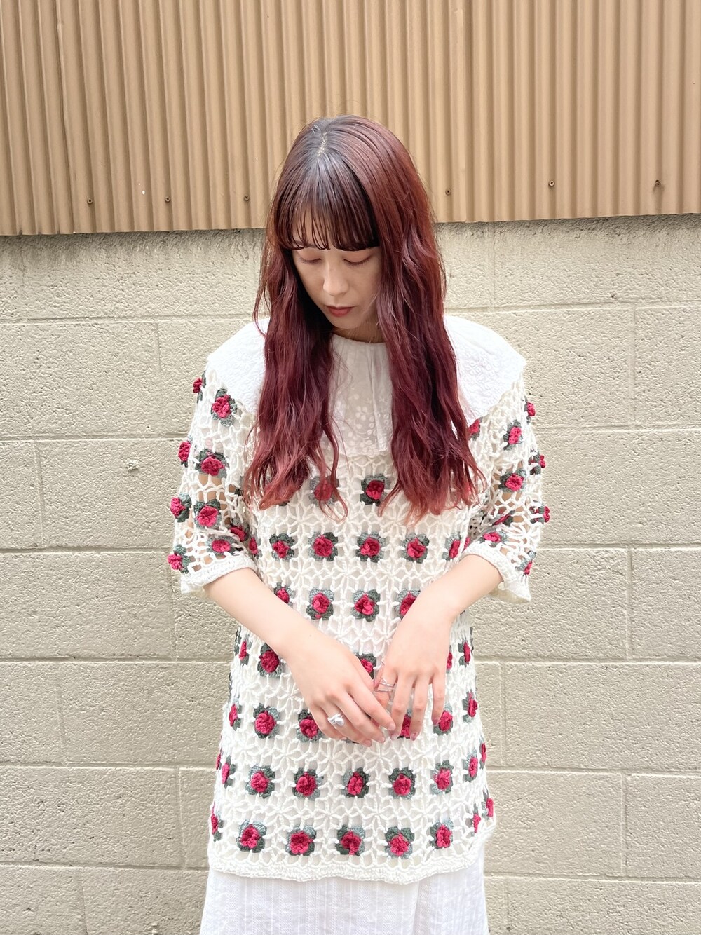 ホワイト系のワンピース、ブラック系のサンダル、ホワイト系のチュニックを着用したレディースの春コーディネートの1枚目の写真