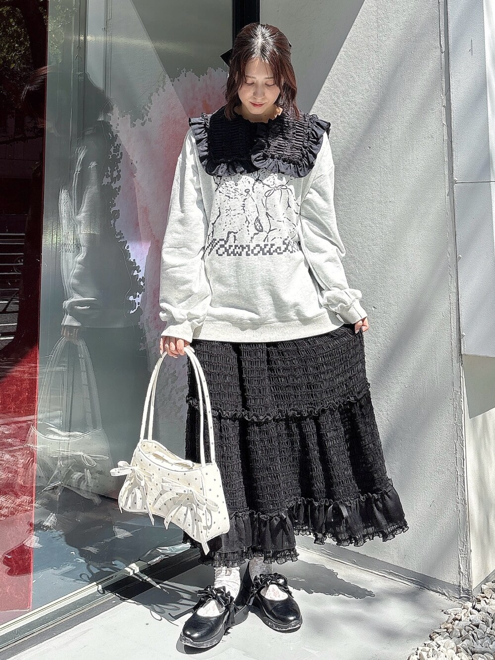 ブラック系のシャツ/ブラウス、グレー系のスウェット、ブラック系のスカートを着用したレディースの夏コーディネートの1枚目の写真