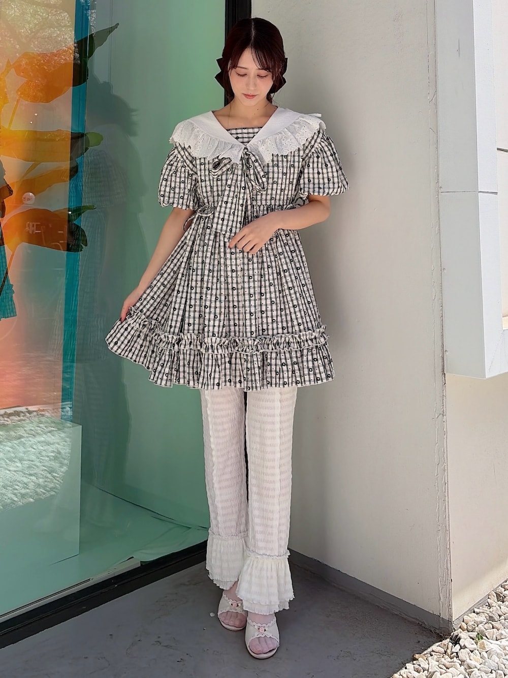 ブラック系のワンピース、ホワイト系のその他パンツ、ホワイト系のサンダルを着用したレディースの春コーディネートの1枚目の写真