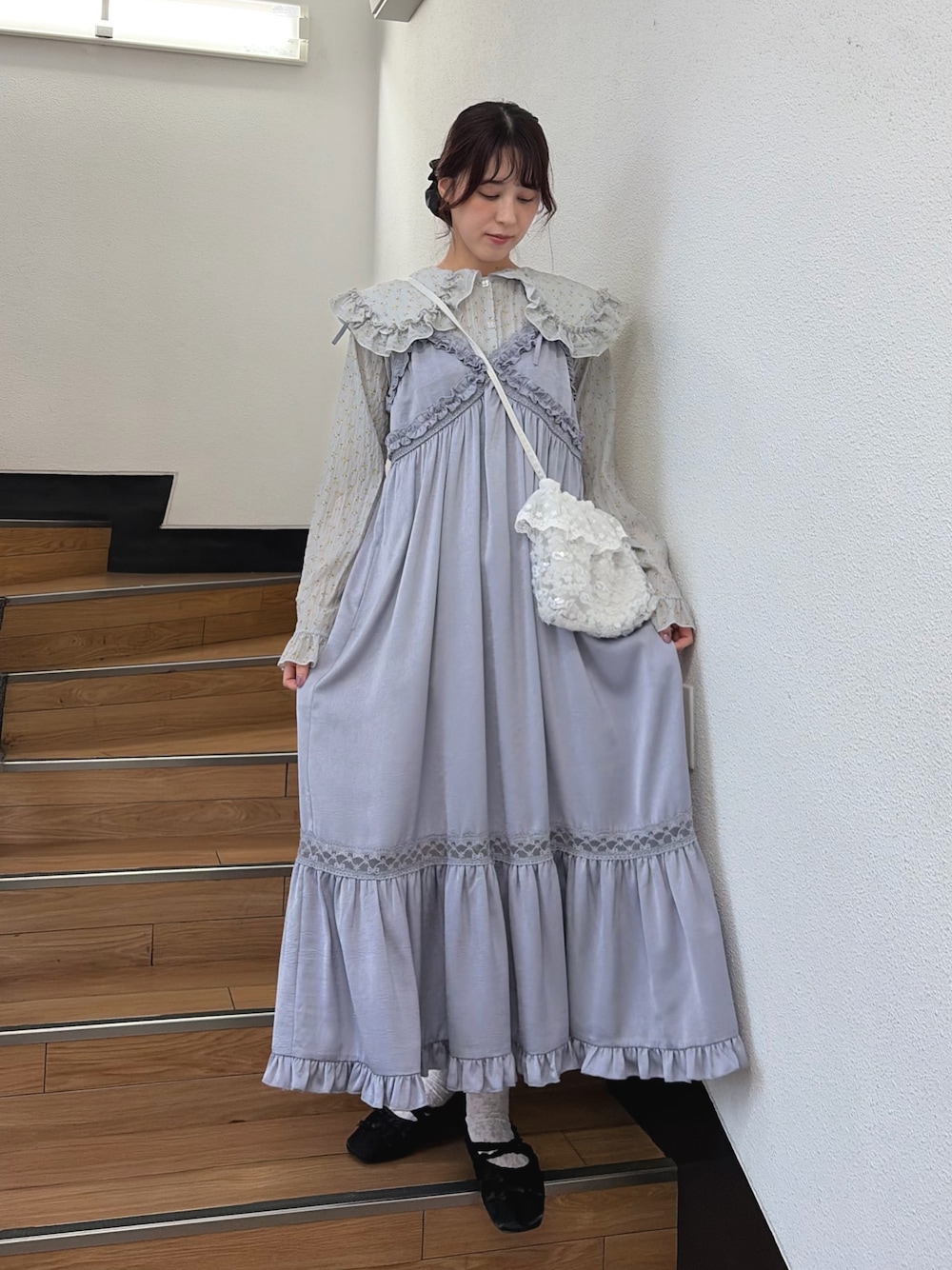 ブルー系のシャツ/ブラウス、ブルー系のワンピース、ホワイト系のハンドバッグを着用したレディースの夏コーディネートの1枚目の写真