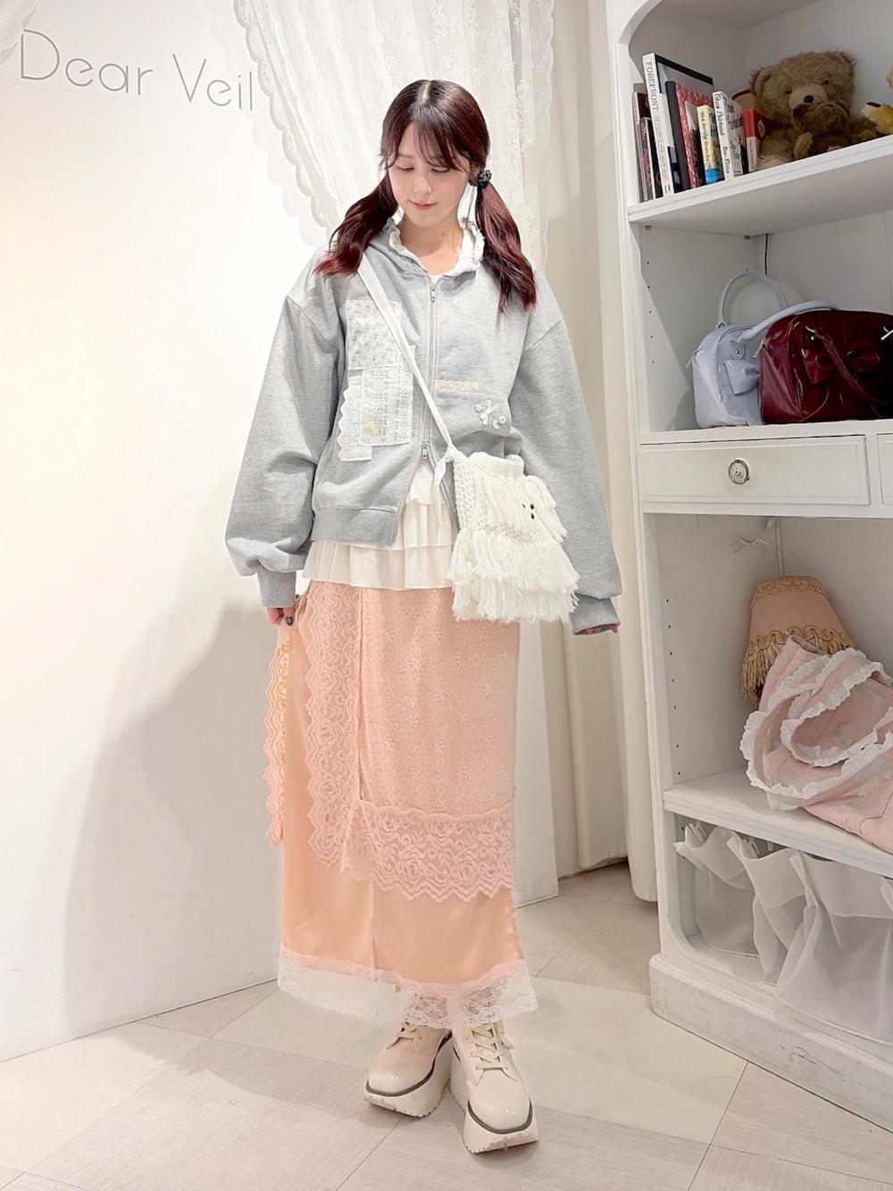 グレー系のパーカー、ホワイト系のショルダーバッグ、ホワイト系のTシャツ/カットソーを着用したレディースの秋コーディネートの1枚目の写真