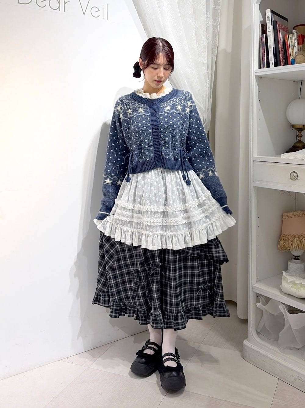 ホワイト系のTシャツ/カットソー、ブラック系のスカート、ホワイト系のスカートを着用したレディースの夏コーディネートの1枚目の写真