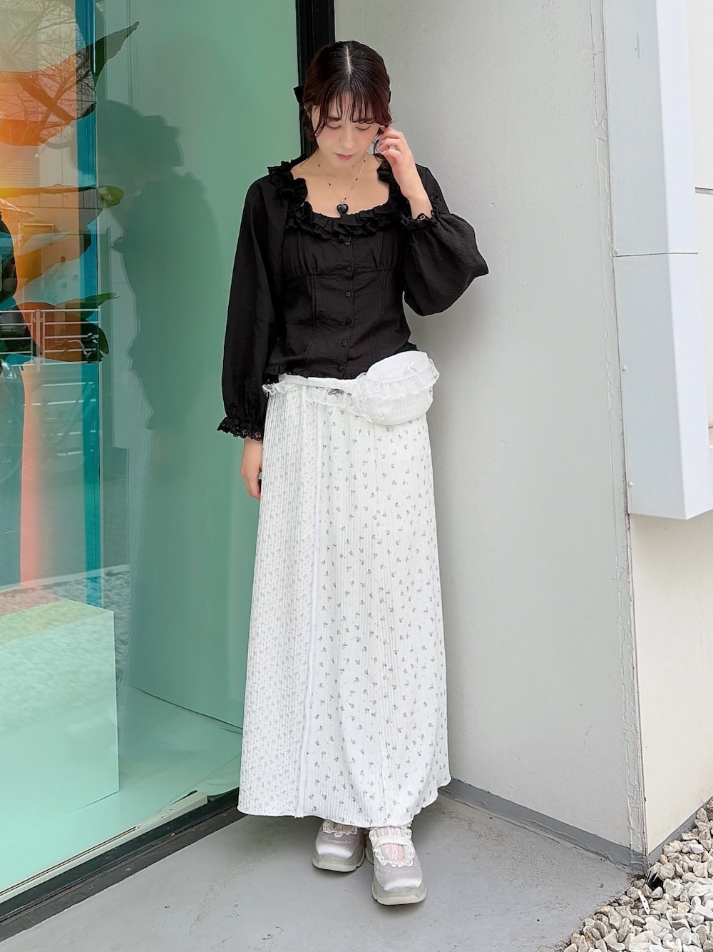 ブラック系のシャツ/ブラウス、ホワイト系のボディバッグ/ウエストポーチ、パープル系のスカートを着用したレディースの春コーディネートの1枚目の写真