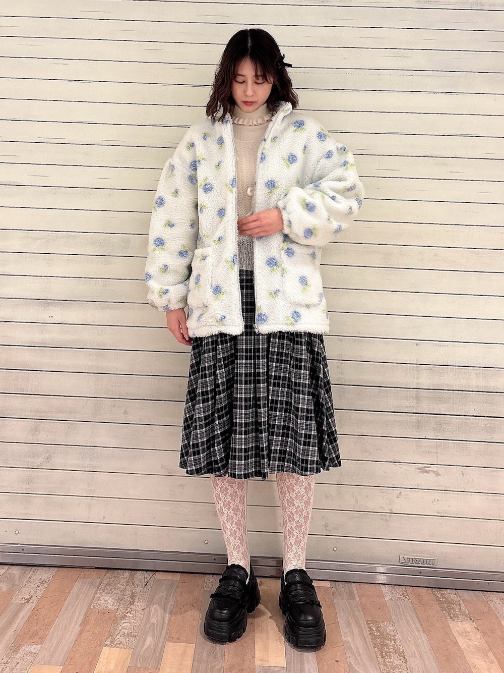 ホワイト系のニット/セーター、ブルー系のブルゾン、ホワイト系のニット/セーターを着用したレディースの冬コーディネートの1枚目の写真