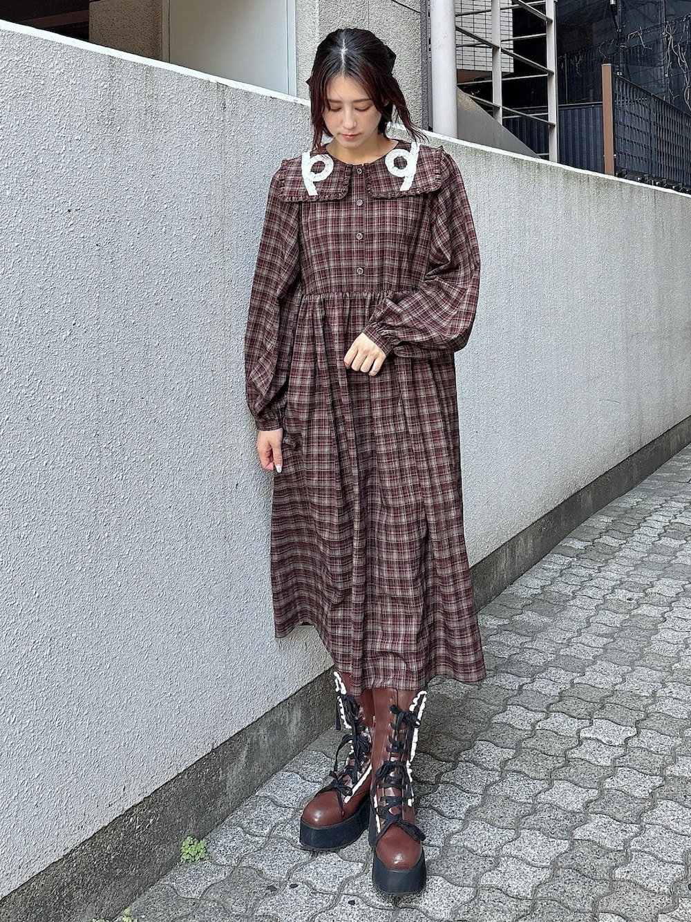 ブラウン系のワンピース、ブラウン系のブーツを着用したレディースの夏コーディネートの1枚目の写真