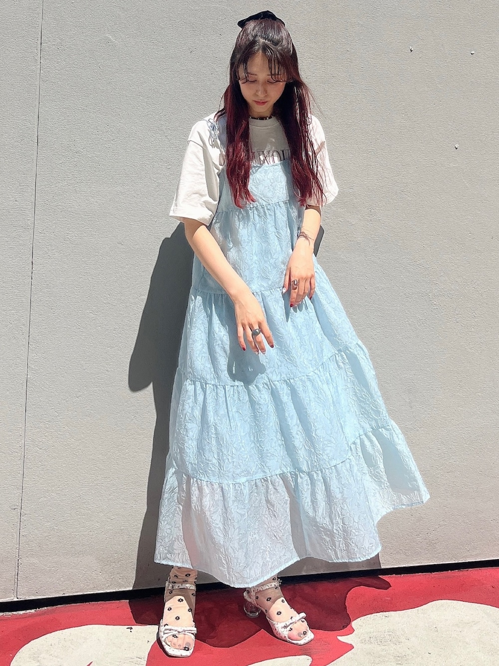 ホワイト系のパンプス、ブルー系のワンピース、ホワイト系のTシャツ/カットソーを着用したレディースの夏コーディネートの1枚目の写真