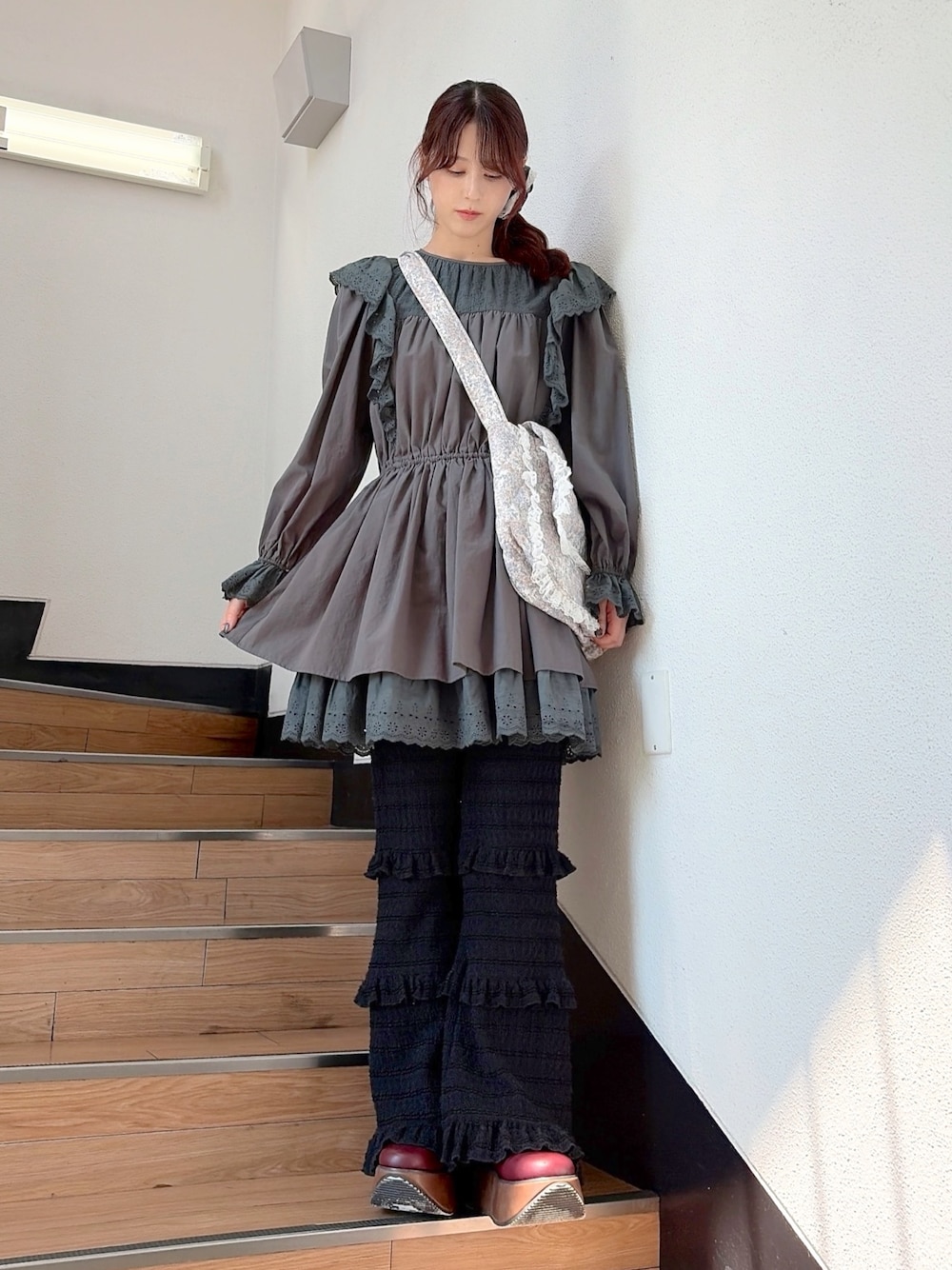 グレー系のワンピース、ホワイト系のショルダーバッグ、ブラック系のその他パンツを着用したレディースの夏コーディネートの1枚目の写真