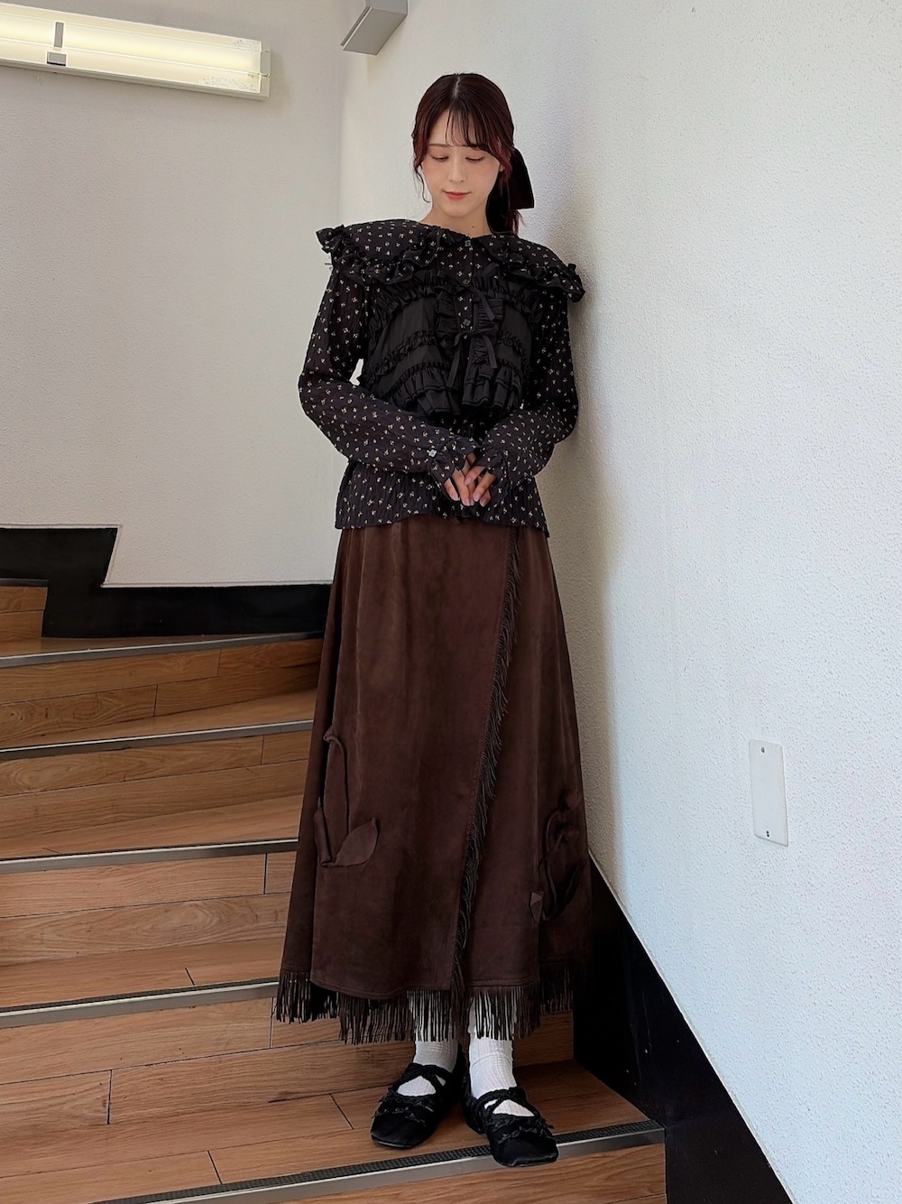 ブラック系のシャツ/ブラウス、ブラック系のキャミソール、ブラウン系のスカートを着用したレディースの春コーディネートの1枚目の写真
