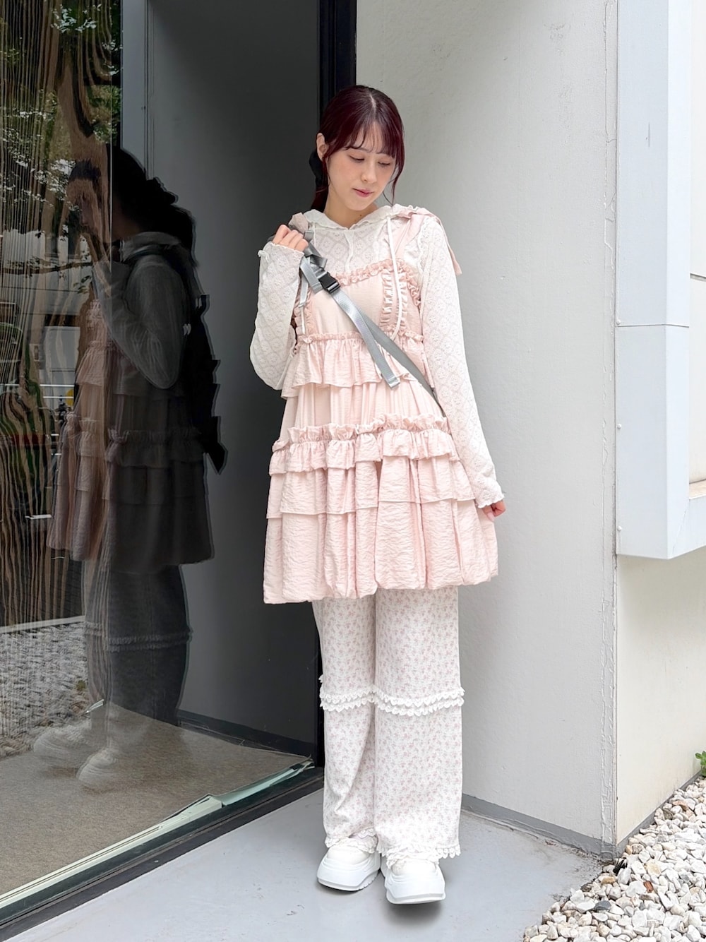 ホワイト系のTシャツ/カットソー、ピンク系のワンピース、ピンク系のカーゴパンツを着用したレディースの夏コーディネートの1枚目の写真