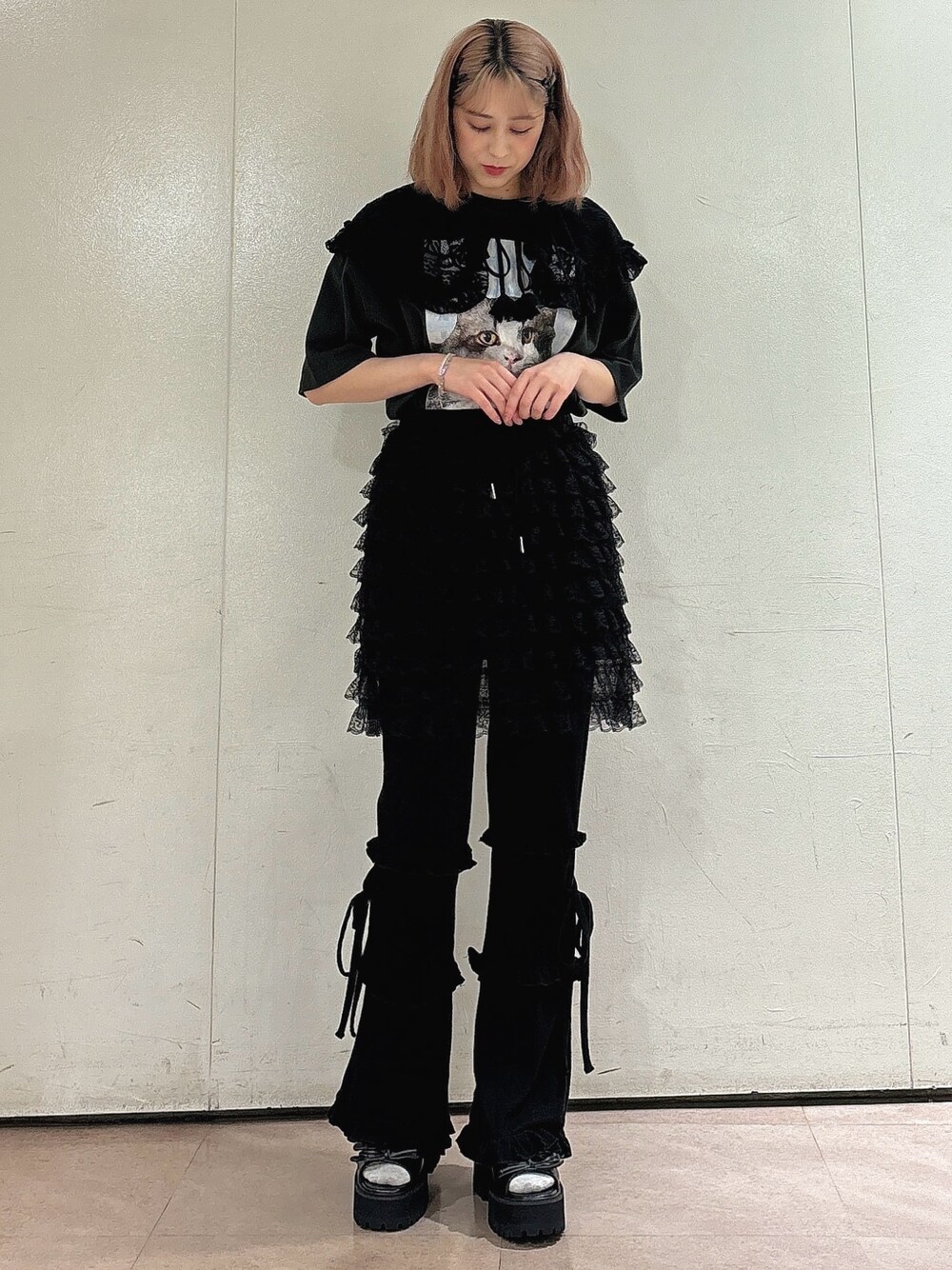 ブラック系のスカート、ブラック系のスウェットパンツ、ブラック系のサンダルを着用したレディースの夏コーディネートの1枚目の写真