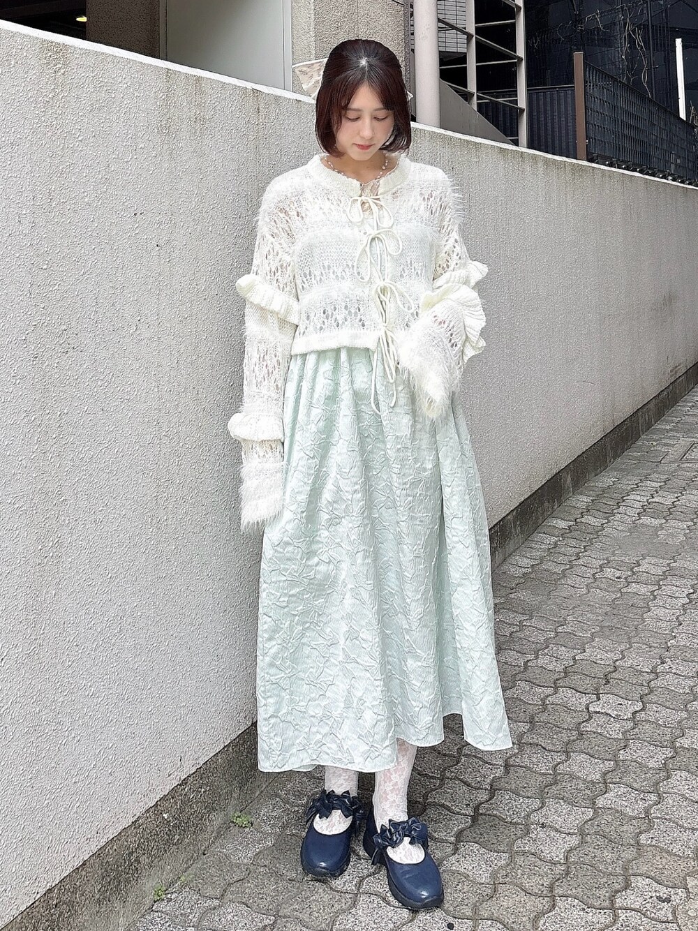 ホワイト系のカーディガン/ボレロ、ブルー系のワンピース、ブルー系のパンプスを着用したレディースの夏コーディネートの1枚目の写真