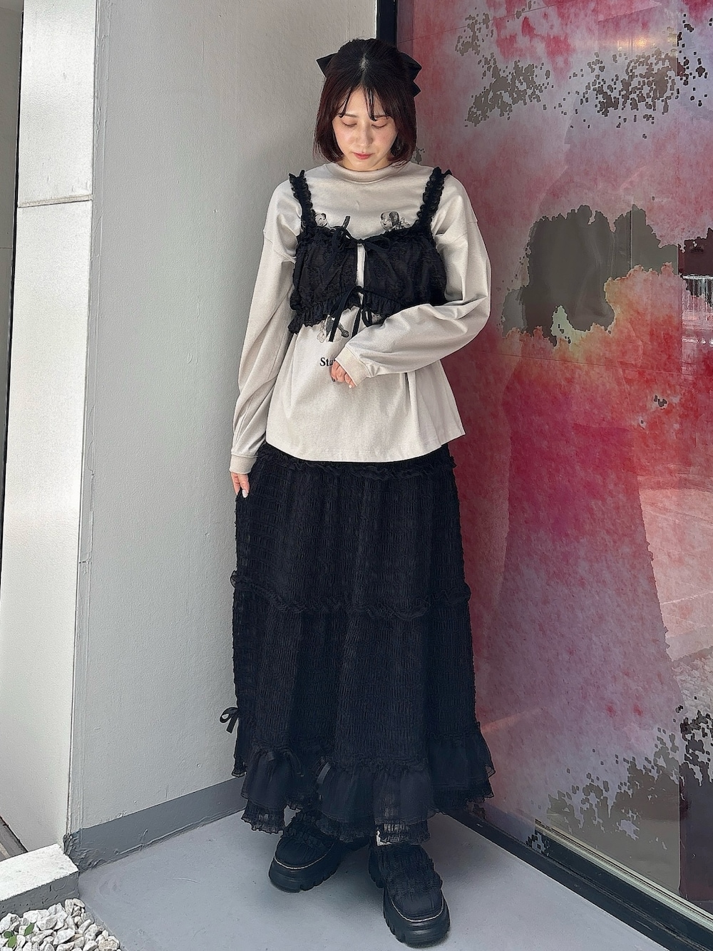 グレー系のTシャツ/カットソー、ブラック系のシャツ/ブラウス、ブラック系のスカートを着用したレディースの夏コーディネートの1枚目の写真