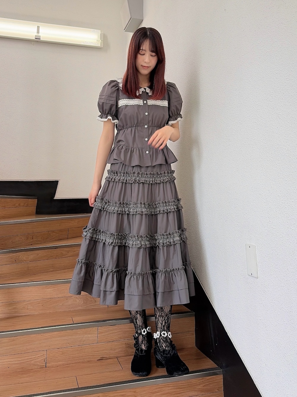 グレー系のシャツ/ブラウス、グレー系のスカート、ブラック系のパンプスを着用したレディースの夏コーディネートの1枚目の写真