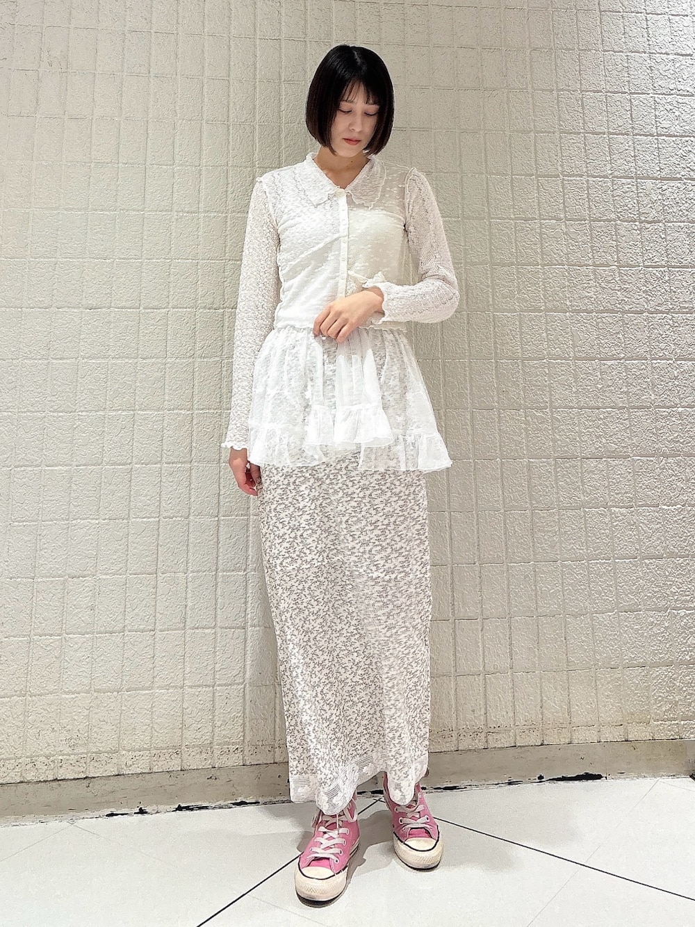 ホワイト系のカーディガン/ボレロ、ホワイト系のスカート、ホワイト系のスカートを着用したレディースの冬コーディネートの1枚目の写真