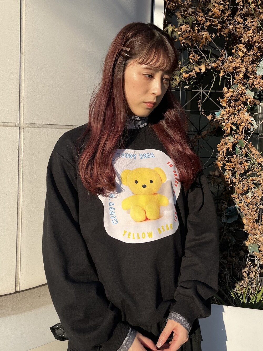 ホワイト系のスニーカー、ブラック系のスウェット、ブルー系のTシャツ/カットソーを着用したレディースの冬コーディネートの1枚目の写真