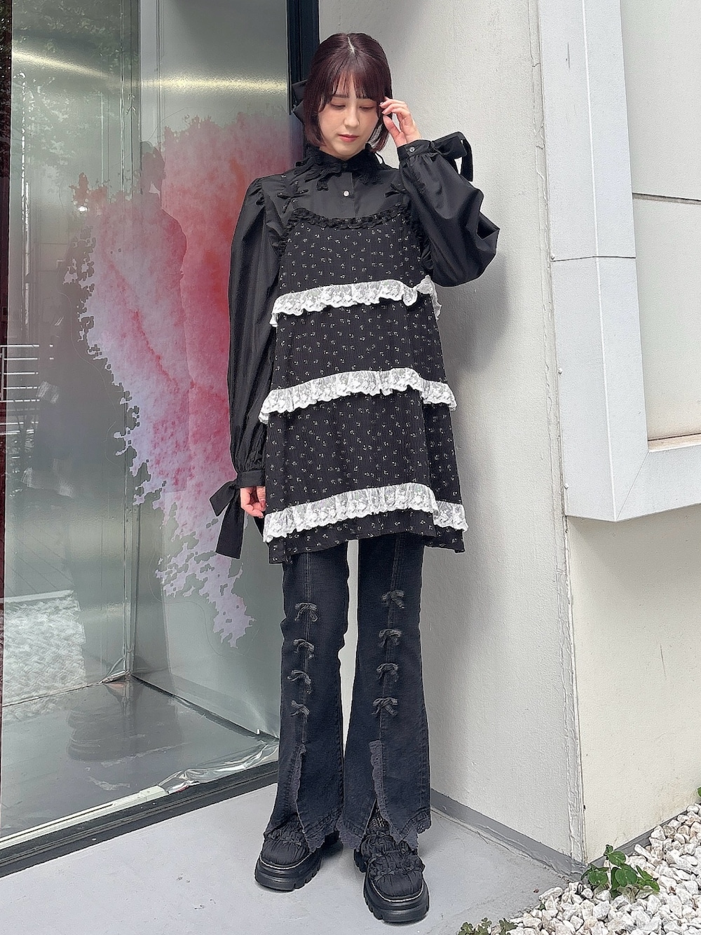 ブラック系のチュニック、ブラック系のシャツ/ブラウス、ブラック系のデニムパンツを着用したレディースの夏コーディネートの1枚目の写真