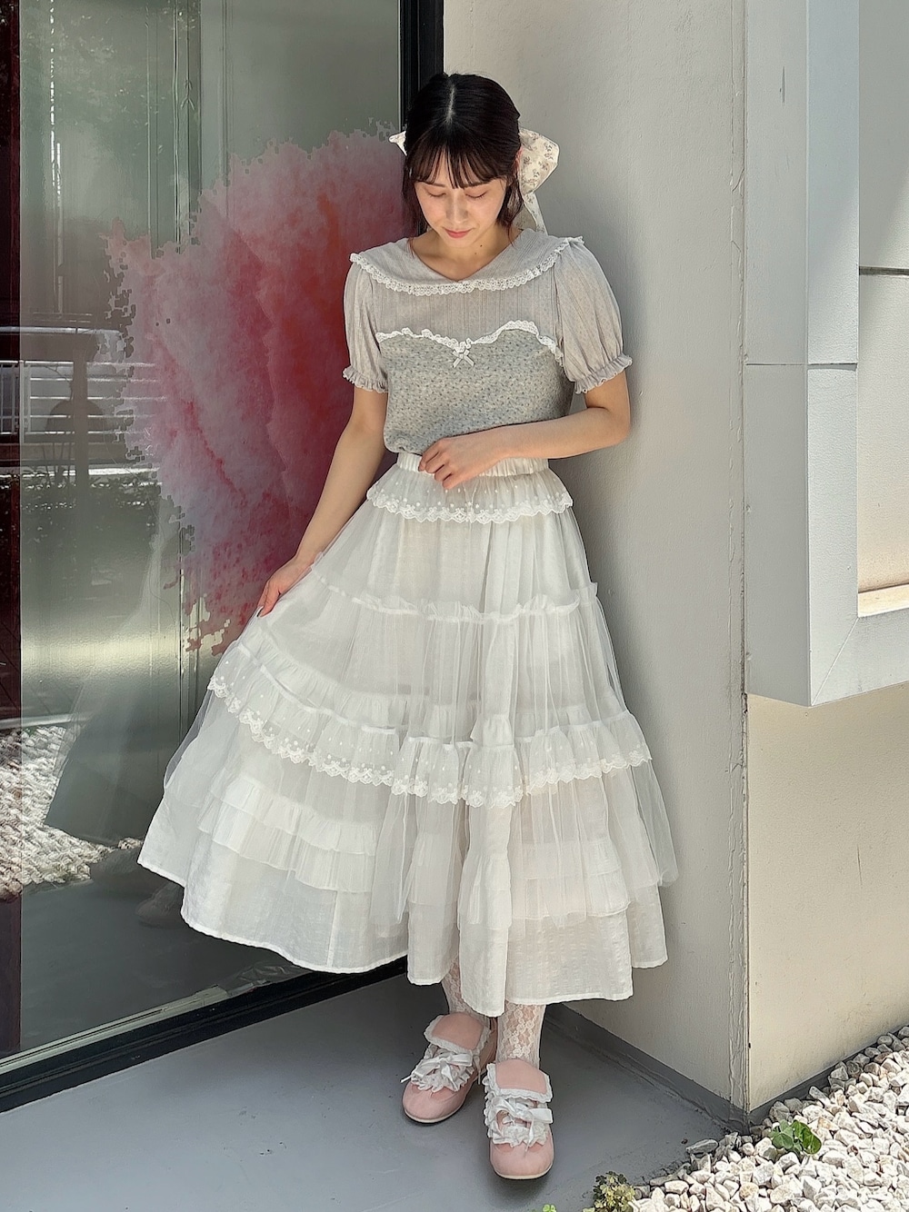 グレー系のTシャツ/カットソー、ホワイト系のスカート、ホワイト系のスカートを着用したレディースの春コーディネートの1枚目の写真