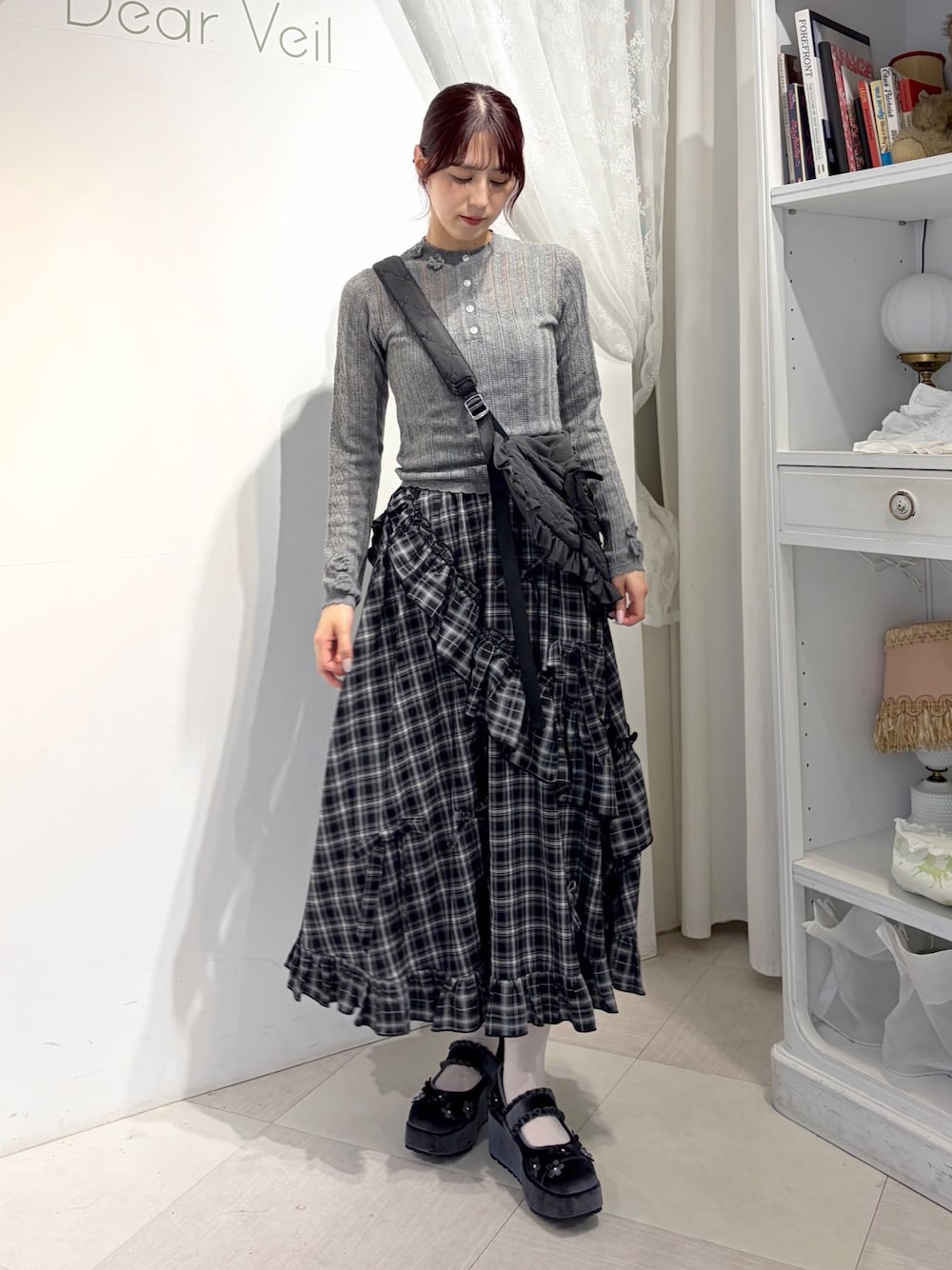グレー系のニット/セーター、ブラック系のスカート、ブルー系のバレエシューズを着用したレディースの夏コーディネートの1枚目の写真