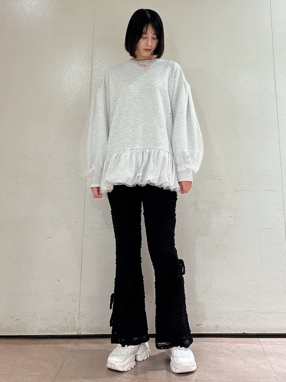 グレー系のスウェット、ブラック系のその他パンツ、ホワイト系のスニーカーを着用したレディースの冬コーディネートの1枚目の写真