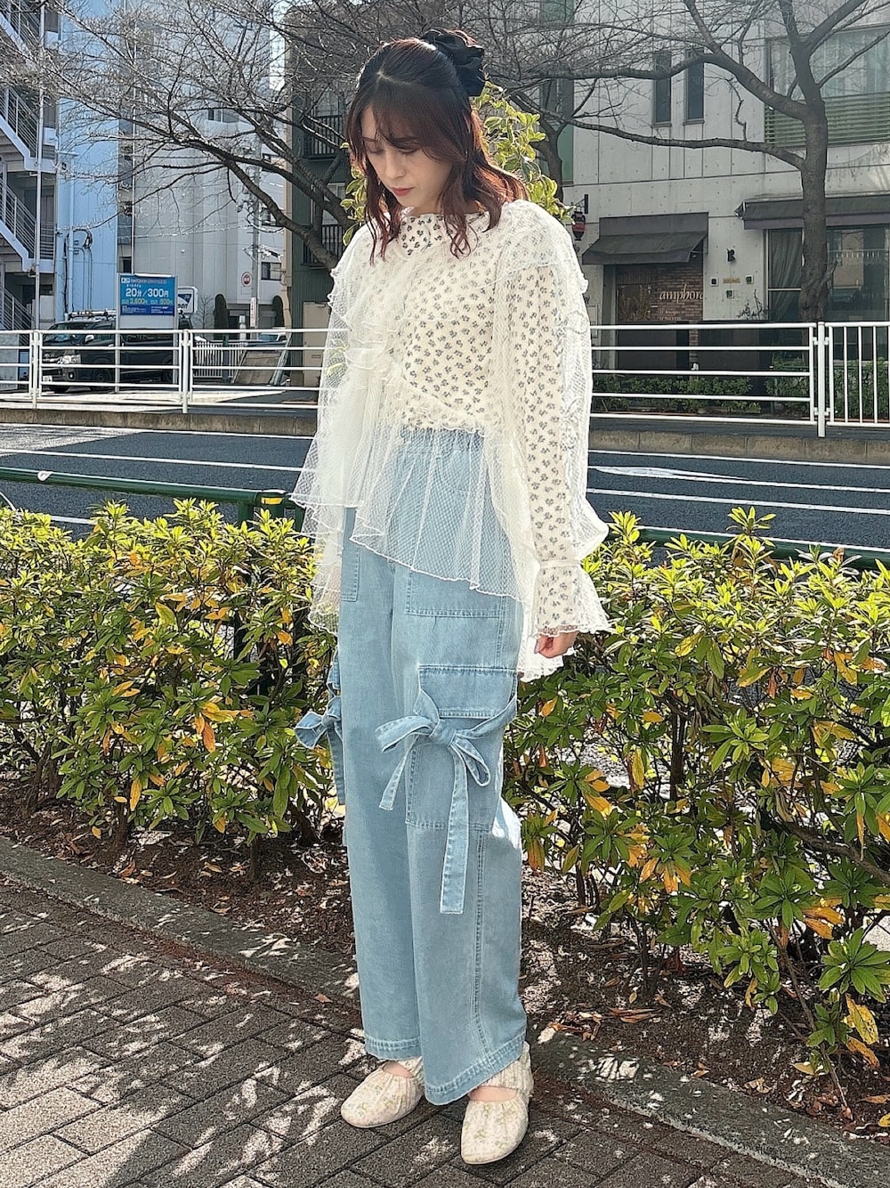 ブルー系のTシャツ/カットソー、ホワイト系のシャツ/ブラウス、ブルー系のデニムパンツを着用したレディースの冬コーディネートの1枚目の写真