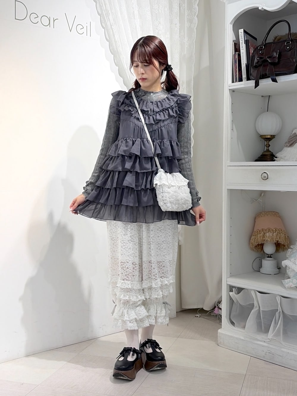 ホワイト系のその他パンツ、グレー系のニット/セーター、グレー系のシャツ/ブラウスを着用したレディースの夏コーディネートの1枚目の写真