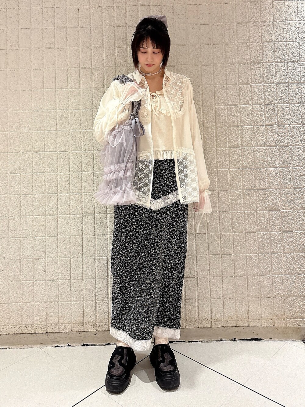 ホワイト系のシャツ/ブラウス、ホワイト系のTシャツ/カットソー、ブラック系のスカートを着用したレディースの春コーディネートの1枚目の写真