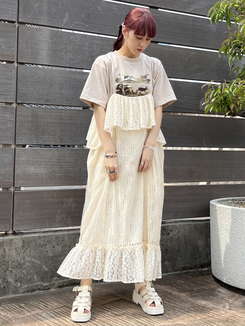 ホワイト系のスカート、ホワイト系のサンダル、ベージュ系のTシャツ/カットソーを着用したレディースの夏コーディネートの1枚目の写真