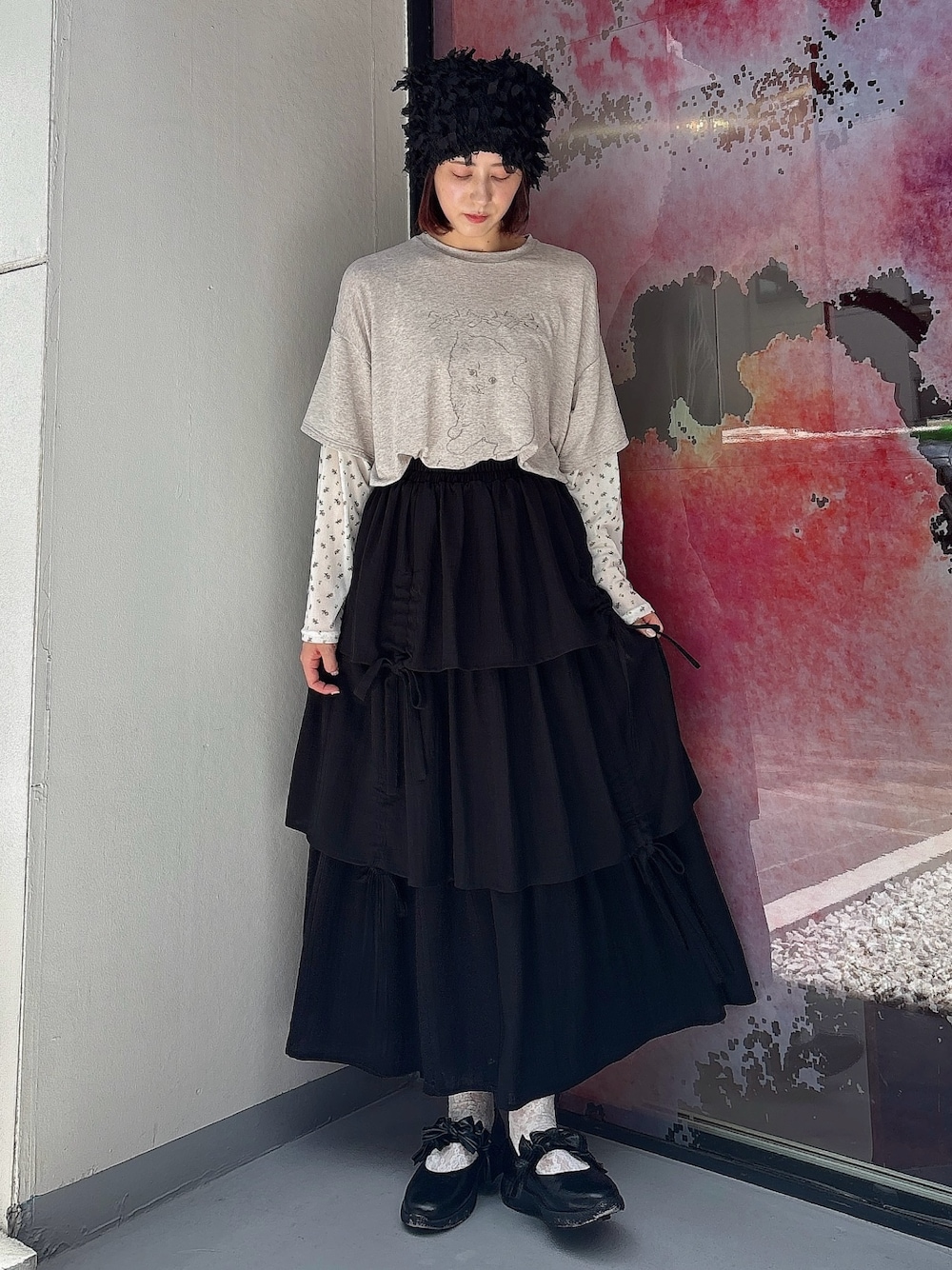 グレー系のTシャツ/カットソー、ブラック系のスカート、ブラック系のパンプスを着用したレディースの夏コーディネートの1枚目の写真