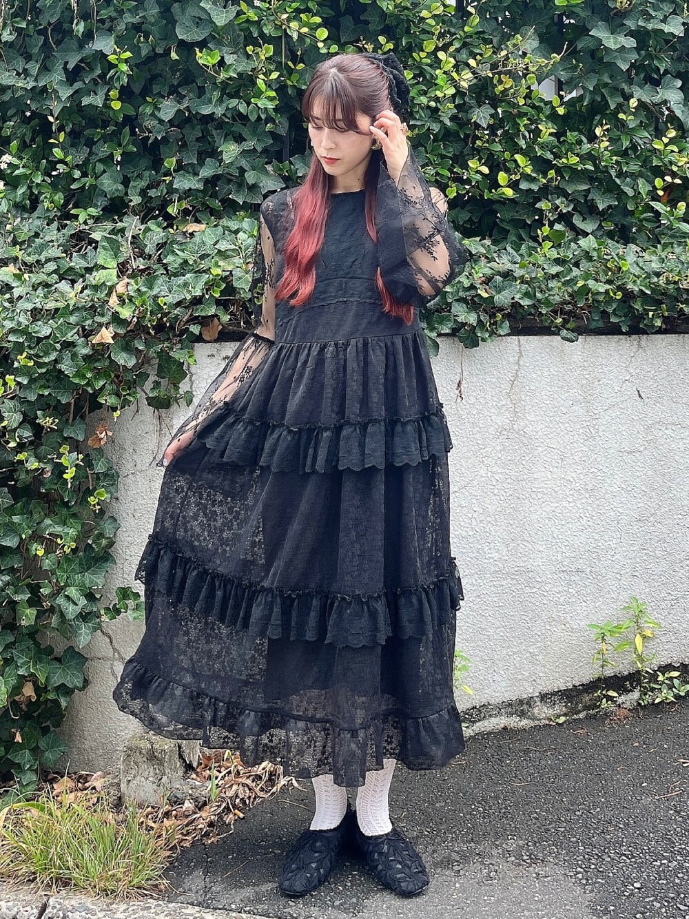 ブラック系のワンピース、ブラック系のパンプス、ブラック系のシュシュを着用したレディースの夏コーディネートの1枚目の写真
