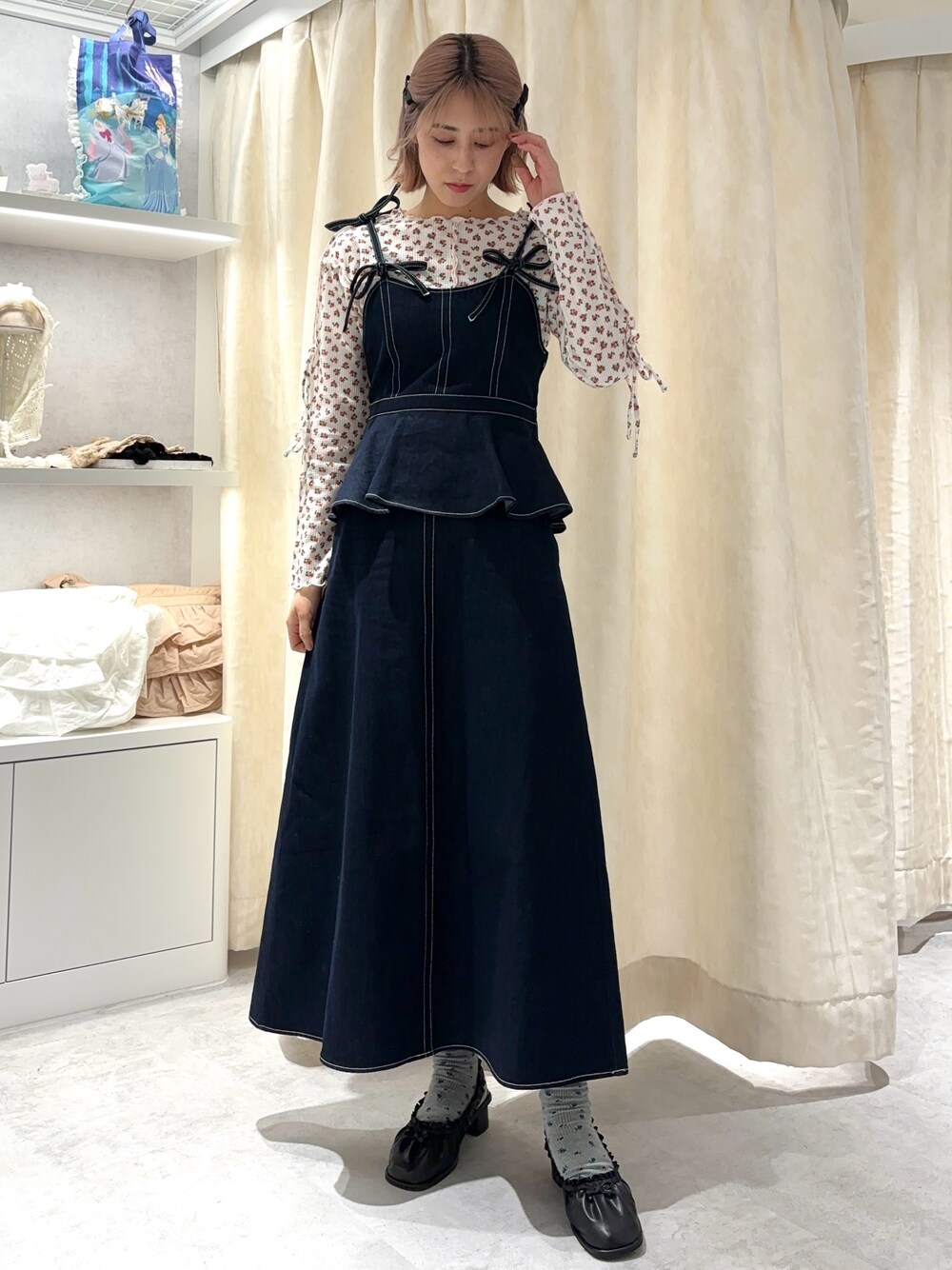 ブルー系のワンピース、ブラック系のパンプス、ピンク系のTシャツ/カットソーを着用したレディースの春コーディネートの1枚目の写真