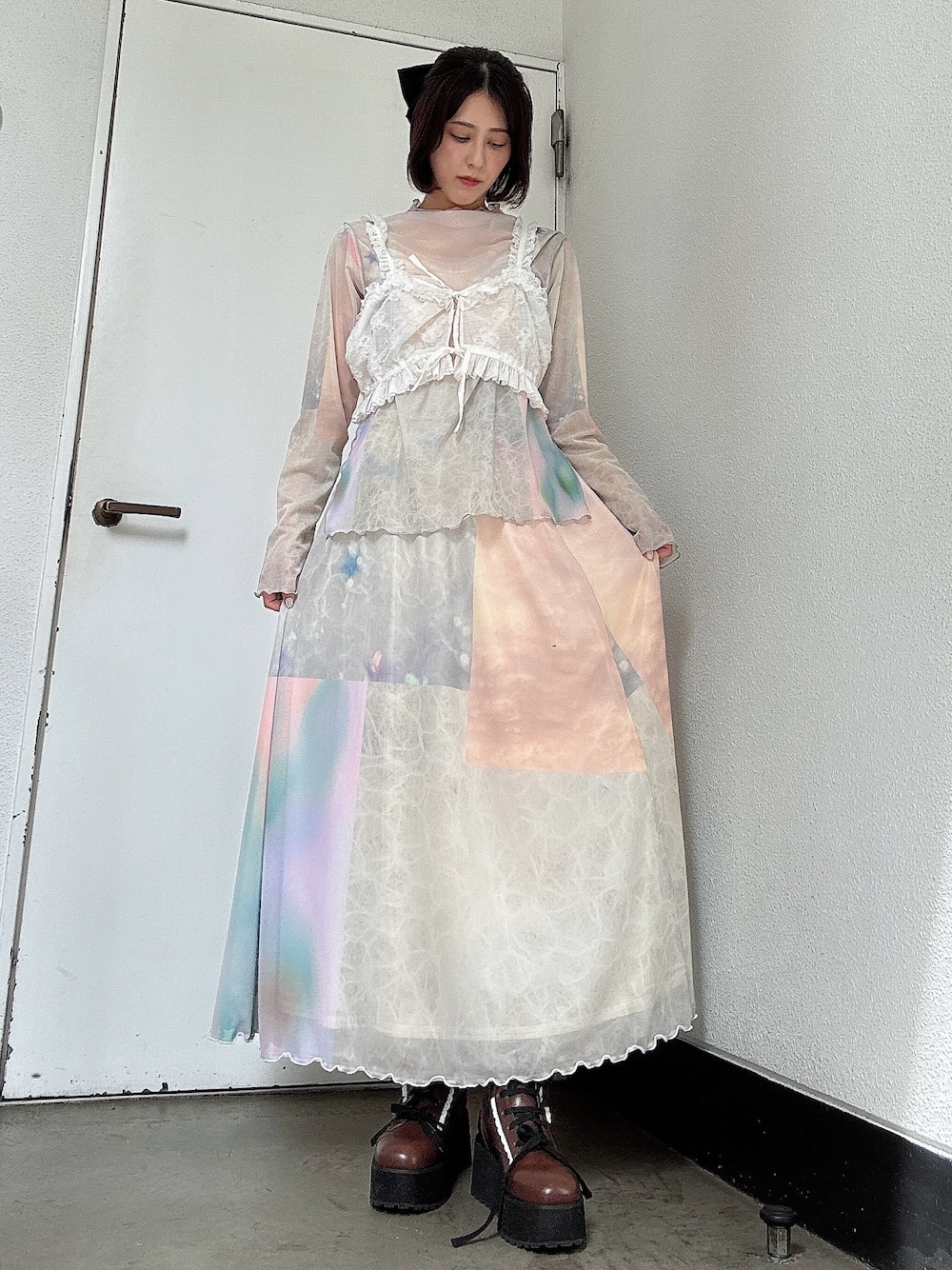 ピンク系のスカート、ホワイト系のシャツ/ブラウス、ピンク系のTシャツ/カットソーを着用したレディースの夏コーディネートの1枚目の写真