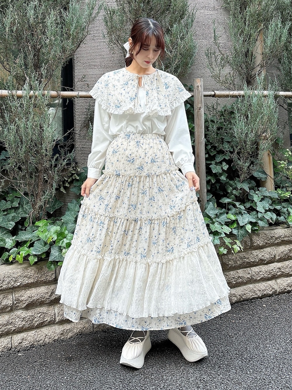 ブルー系のシャツ/ブラウス、ブルー系のスカート、ホワイト系のバレエシューズを着用したレディースの冬コーディネートの1枚目の写真