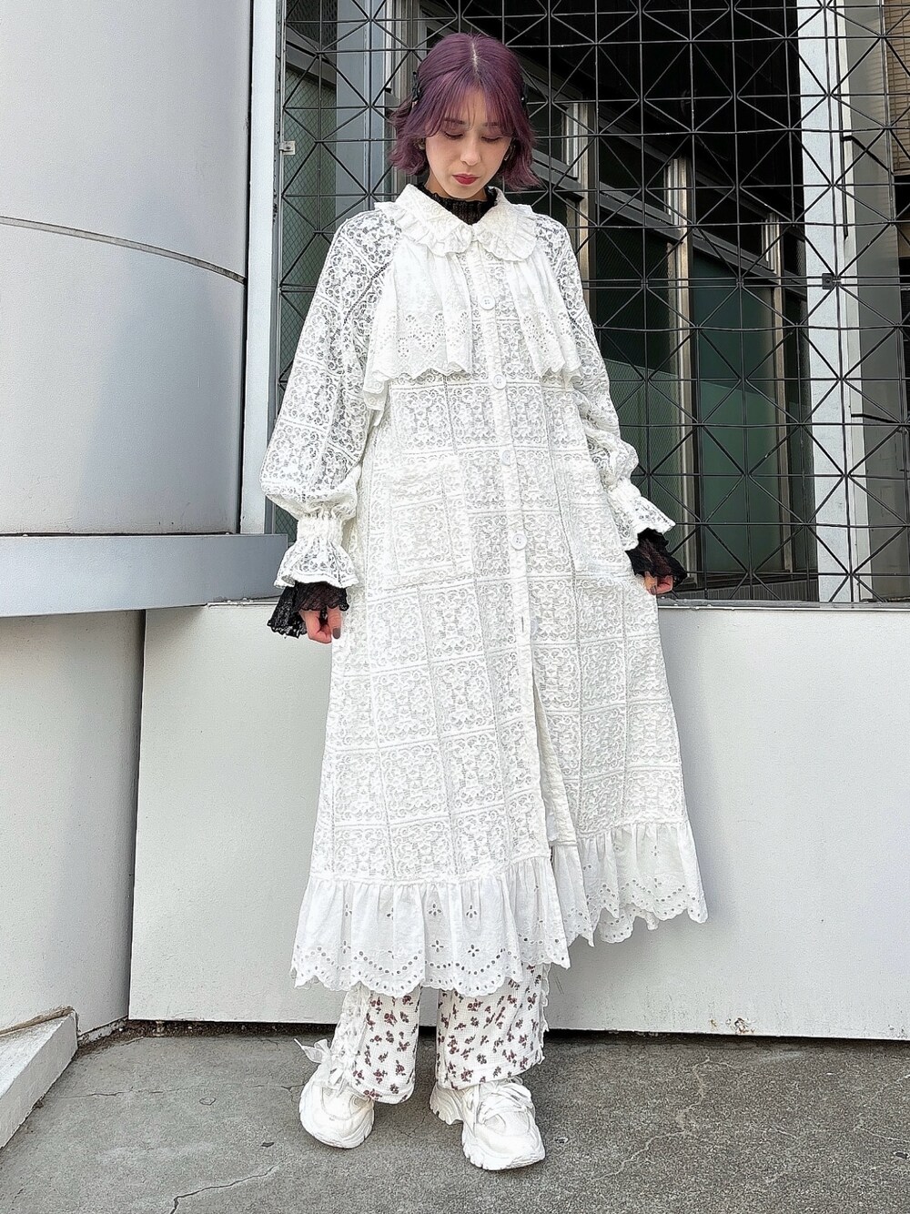 ホワイト系のトレンチコート、ブラック系のTシャツ/カットソー、レッド系のスウェットパンツを着用したレディースの春コーディネートの1枚目の写真