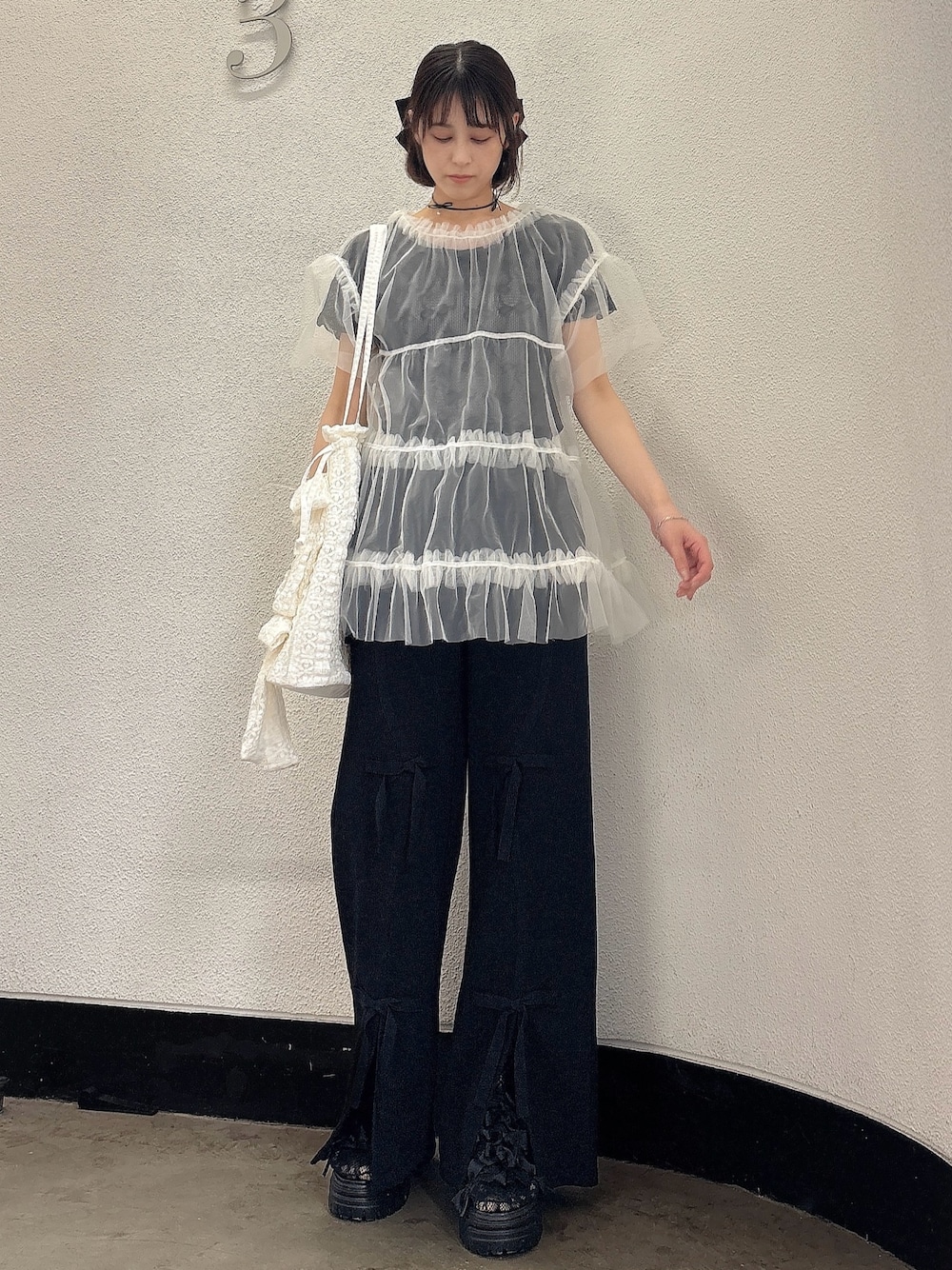 ホワイト系のシャツ/ブラウス、ブラック系のスウェットパンツ、ブラック系のサンダルを着用したレディースの春コーディネートの1枚目の写真
