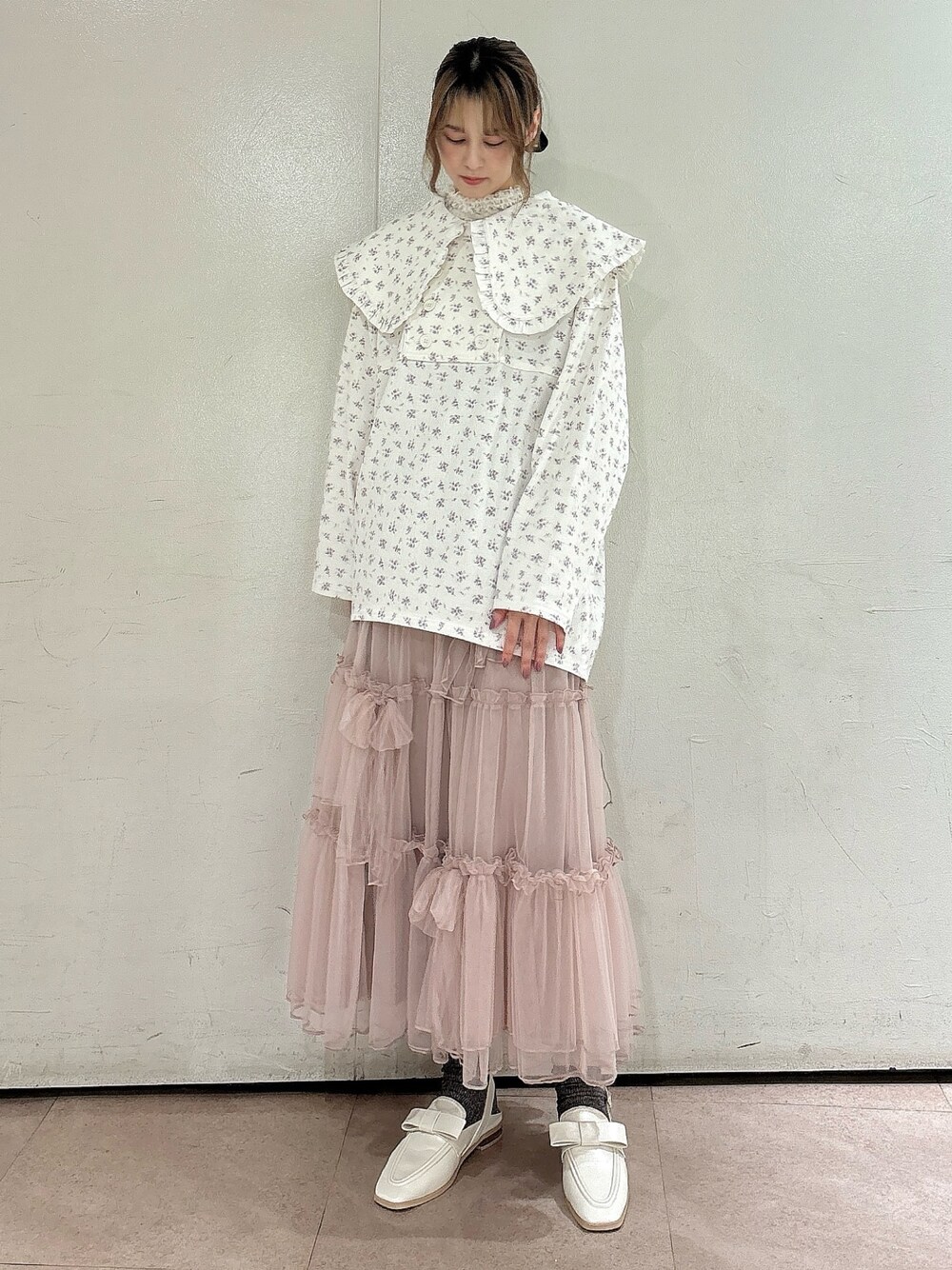 ホワイト系のデニムジャケット、ピンク系のスカート、ホワイト系のローファーを着用したレディースの秋コーディネートの1枚目の写真