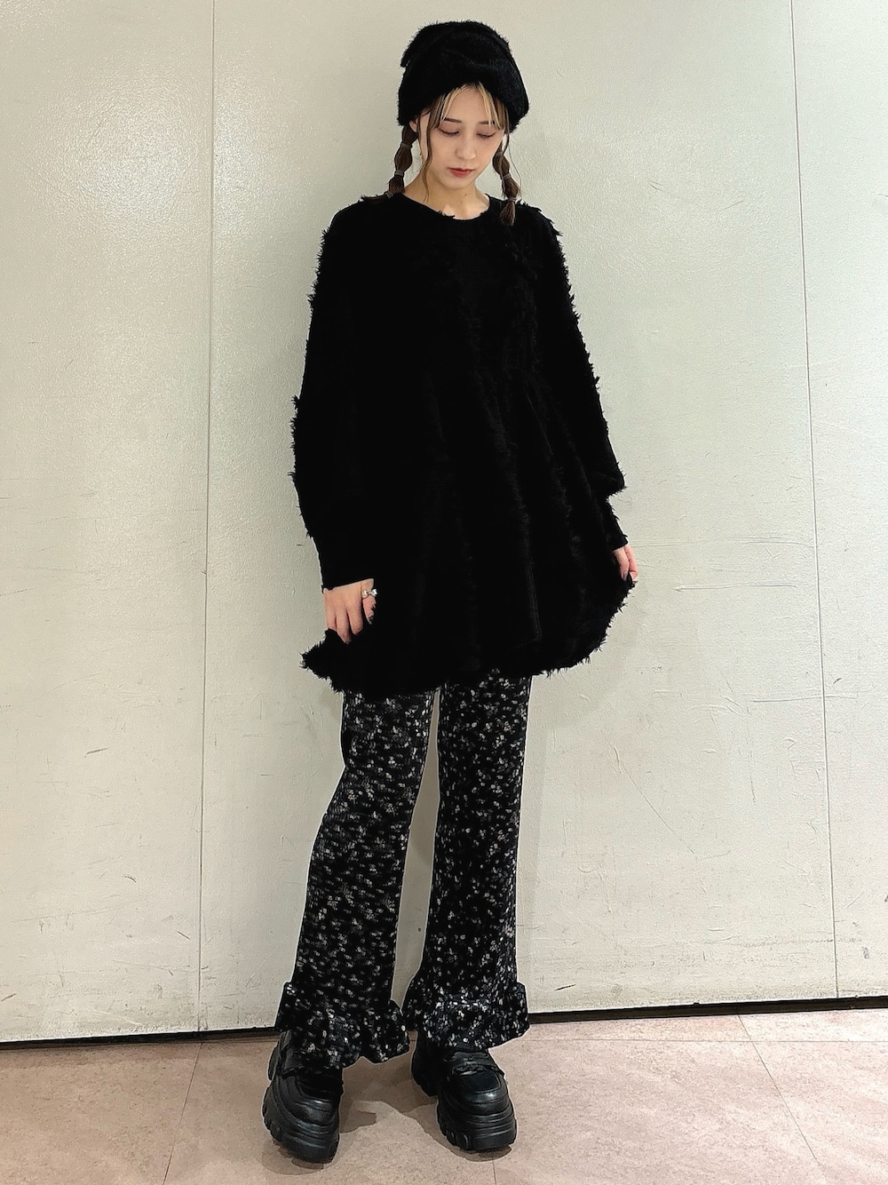 ブラック系のワンピース、ブラック系のスラックス、ブラック系のローファーを着用したレディースの秋コーディネートの1枚目の写真