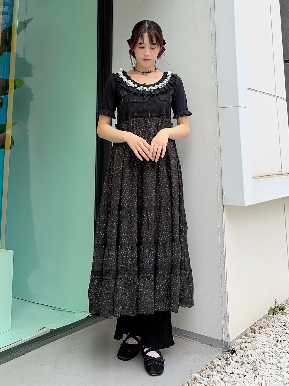 ブルー系のTシャツ/カットソー、ブラック系のワンピース、ブラック系のその他パンツを着用したレディースの春コーディネートの1枚目の写真